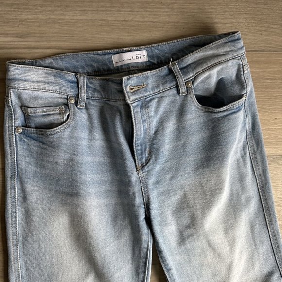 ANN TAYLOR LOFT WOMEN'S LIGHT WASH DISTRESSED STRAIGHT CROP BLUE JEANS SIZE 26/2 - Picture 4 of 10